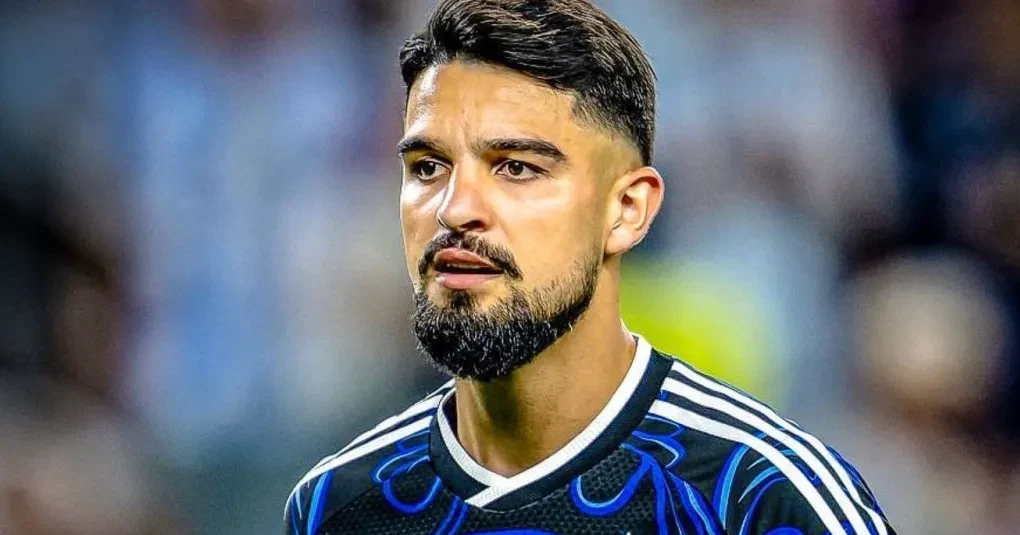 Flaco López em ação com a camisa do Palmeiras durante jogo da seleção