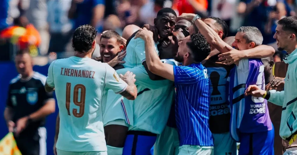 Seleção da França em campo antes de partida, com jogadores alinhados no aquecimento