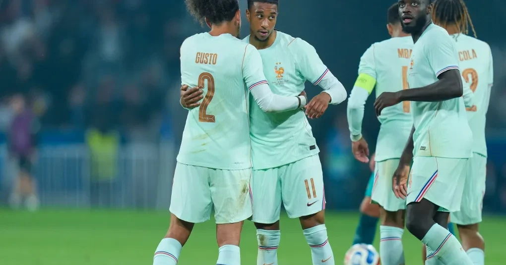 Michael Olise comemorando gol com a seleção francesa no Stade Pierre-Mauroy