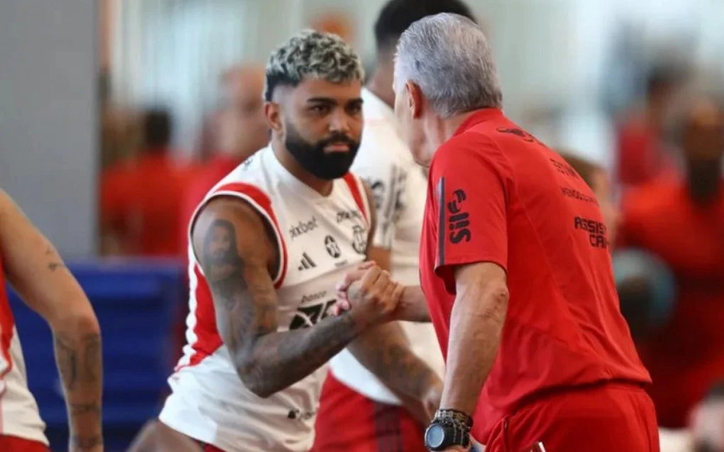 Gabriel Barbosa cumprimenta Tite durante treinamento no Ninho do Urubu