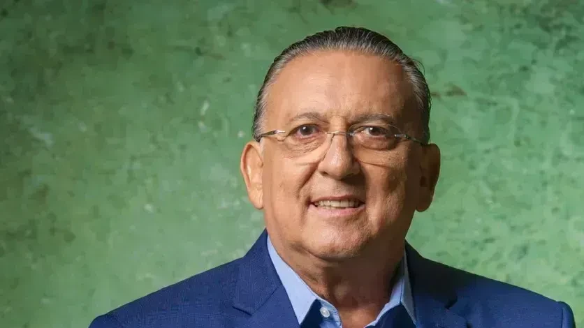 Galvão Bueno ao microfone durante transmissão, com estúdio ao fundo