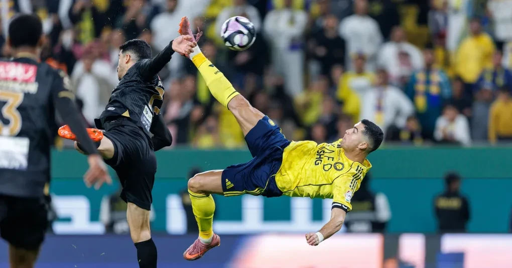 Cristiano Ronaldo no ar executando bicicleta pelo Al-Nassr durante partida