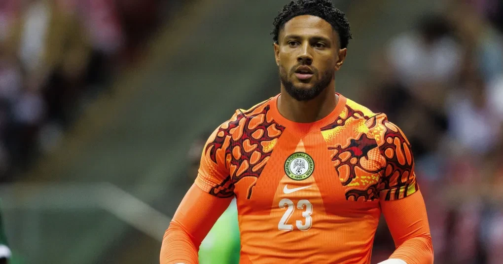 Maduka Okoye com uniforme da seleção da Nigéria em foto oficial