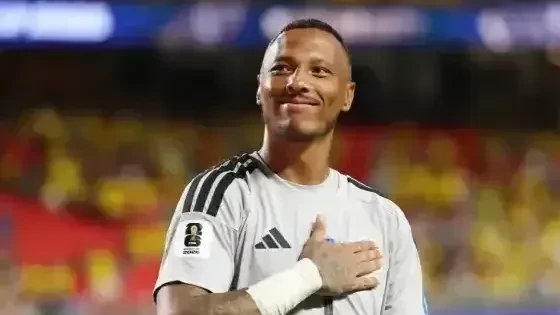 Eloy Room em campo com luvas, fazendo defesa e comemorando durante jogo da Curaçao
