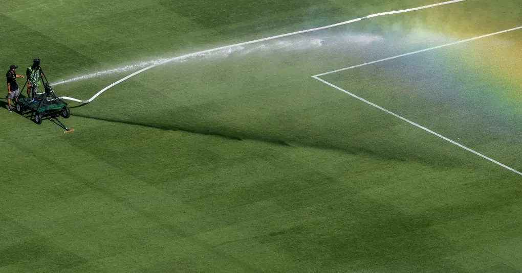 Vista aérea de um gramado natural pronto para instalação em estádio