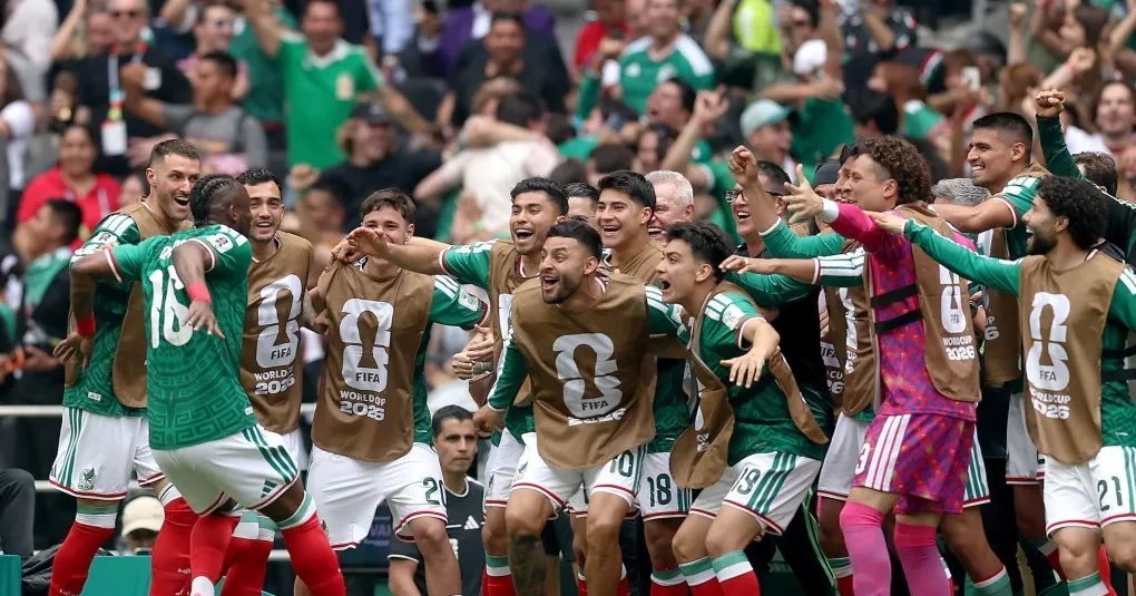 torcedores vibrando em estádio durante partida da Copa do Mundo