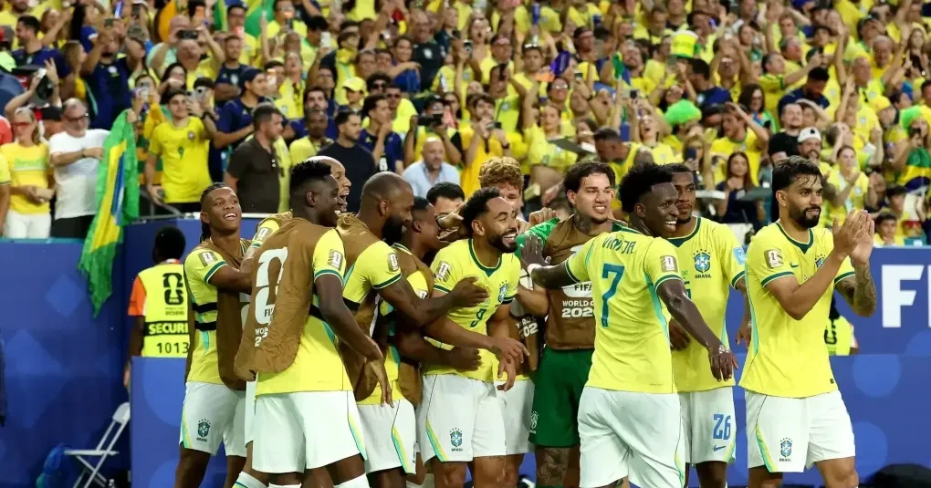 Jogadores da seleção brasileira comemorando gol no Hard Rock Stadium