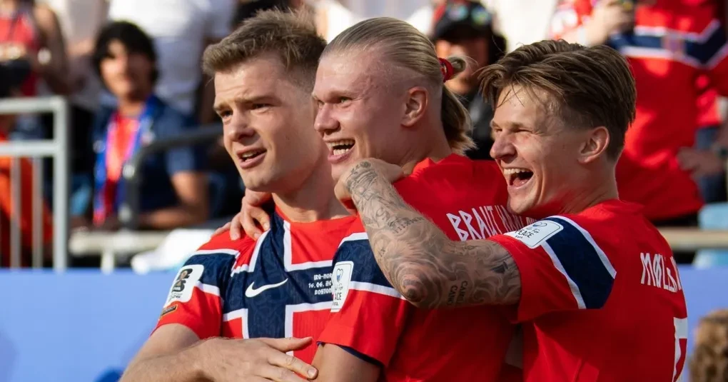 Erling Haaland comemorando gol com a camisa da seleção da Noruega em Boston