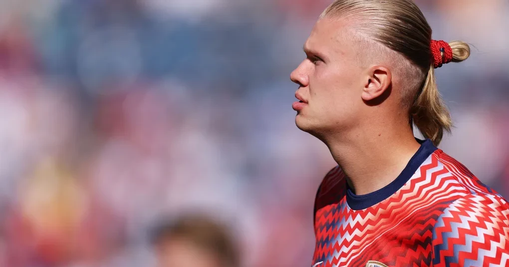 Erling Haaland comemorando gol com a camisa da seleção da Noruega em partida da Copa do Mundo