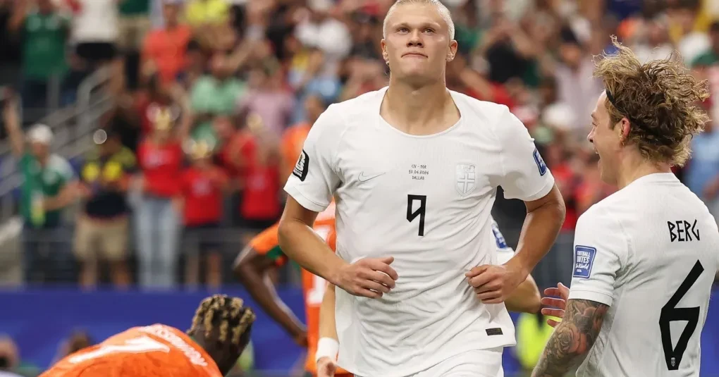 Erling Haaland comemorando gol com a camisa da seleção da Noruega