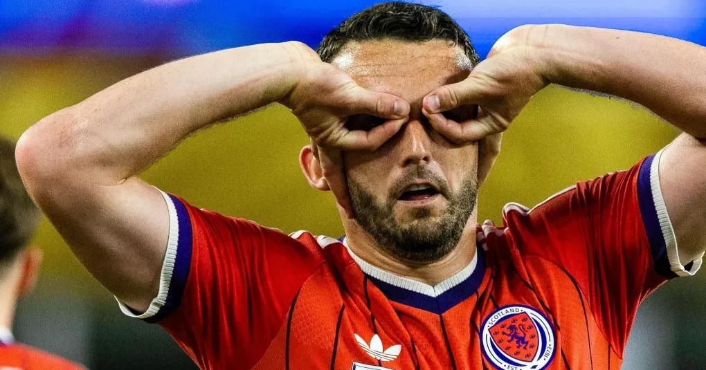 Jogadores da Escócia comemorando o gol de John McGinn contra o Haiti em Boston