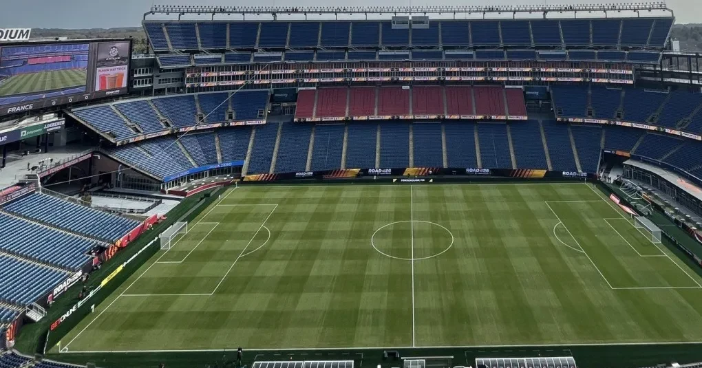 Jogadores de Haiti e Escócia aquecendo no gramado do Estádio de Boston antes da estreia