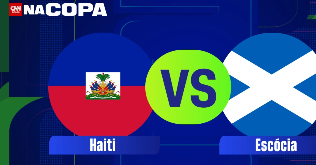 Bandeiras do Haiti e da Escócia com bola de futebol em campo antes da partida