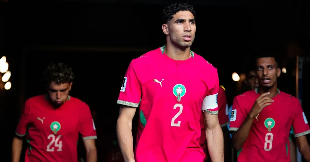 Achraf Hakimi com a camisa do Paris Saint‑Germain em partida