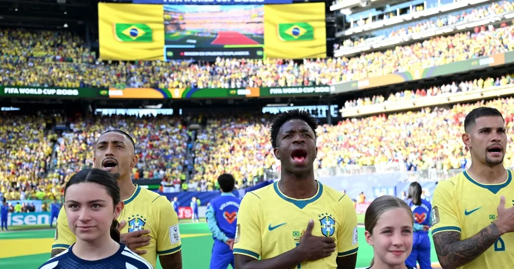Torcida no Maracanã cantando o Hino Nacional Brasileiro antes de partida da seleção