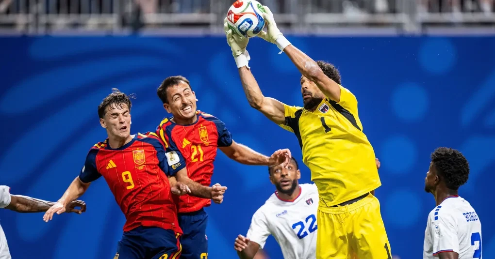Vozinha fazendo defesa durante jogo entre Cabo Verde e Espanha no Mercedes-Benz Stadium