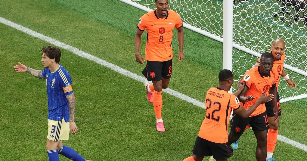 Brian Brobbey comemorando gol pela seleção da Holanda contra a Suécia