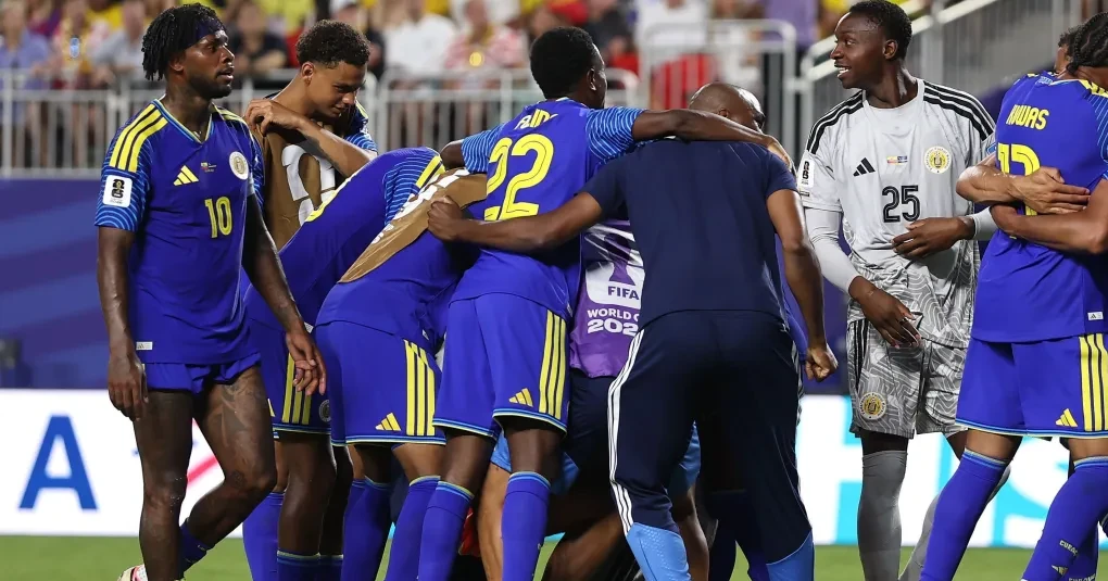 Jogadores de Curaçao celebram antes de partida do Mundial