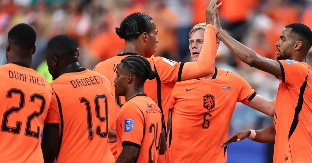 Jogadores da seleção holandesa comemorando durante partida de Copa do Mundo