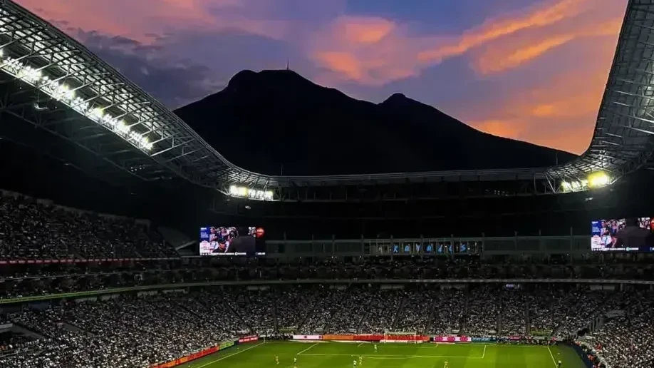 Jogadores da Holanda e Marrocos em aquecimento no gramado do Estádio BBVA em Monterrey