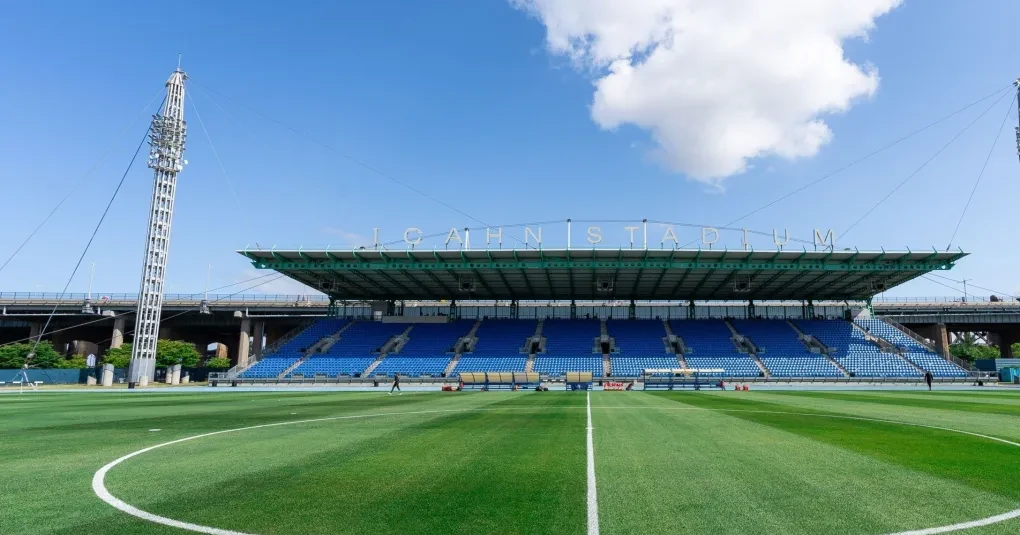 Jogadores de Holanda e Uzbequistão em aquecimento no Icahn Stadium, Nova York