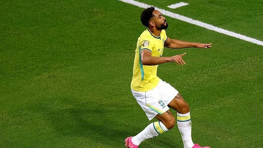 Matheus Cunha comemorando gol com a camisa da Seleção Brasileira no estádio
