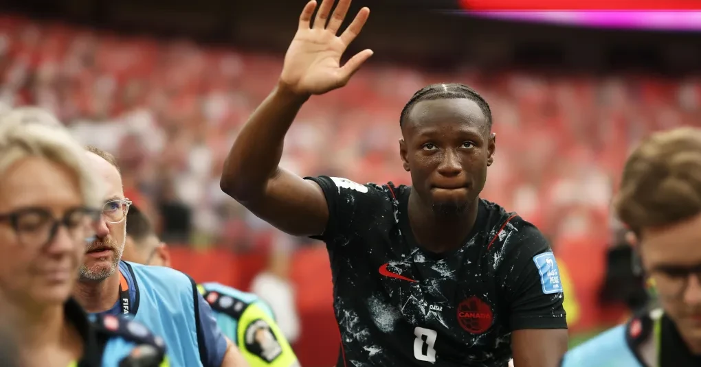 Ismaël Koné caído no gramado sendo atendido pela equipe médica durante Canadá x Catar em Vancouver