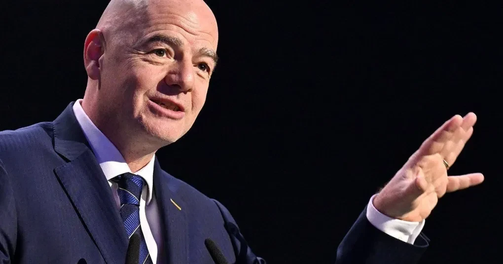 Gianni Infantino discursando no Los Angeles Memorial Coliseum durante evento de abertura da Copa 2026