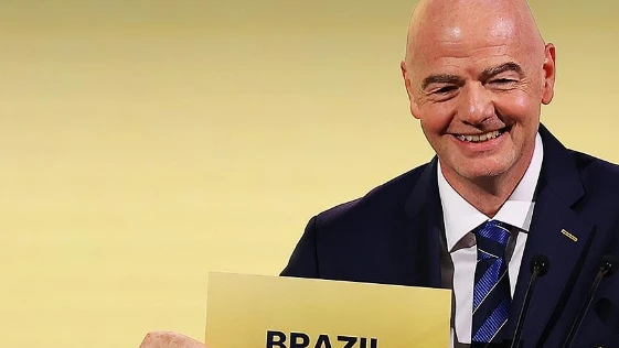 Gianni Infantino observando a partida entre Brasil e Haiti no Lincoln Financial Field