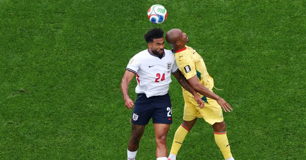 Jogadores de Inglaterra e Gana disputando bola no Gillette Stadium durante o empate sem gols