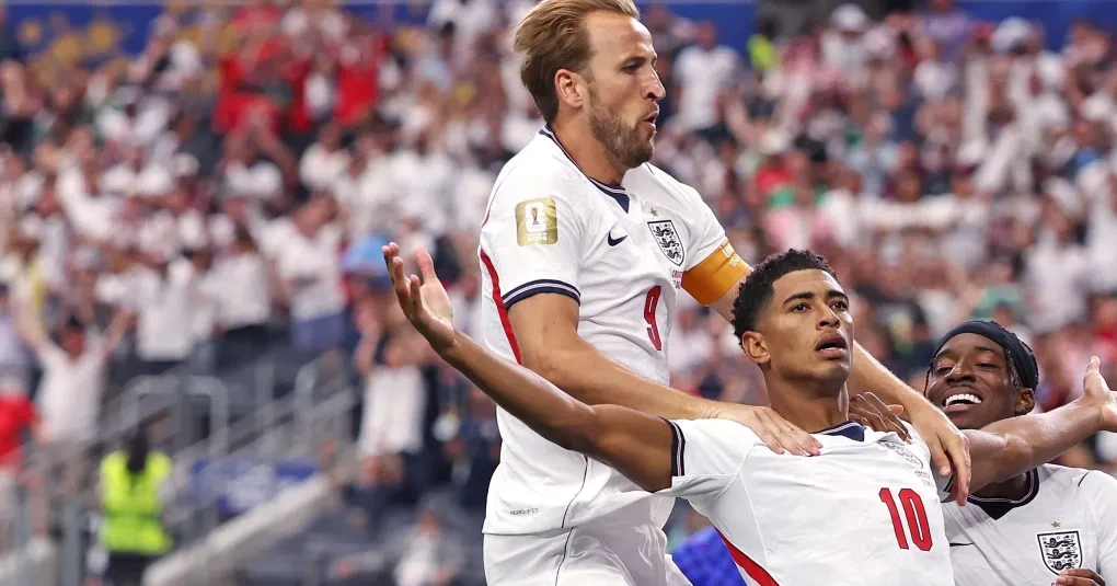 Jogadores da Inglaterra comemorando gol no AT&T Stadium durante Inglaterra x Croácia