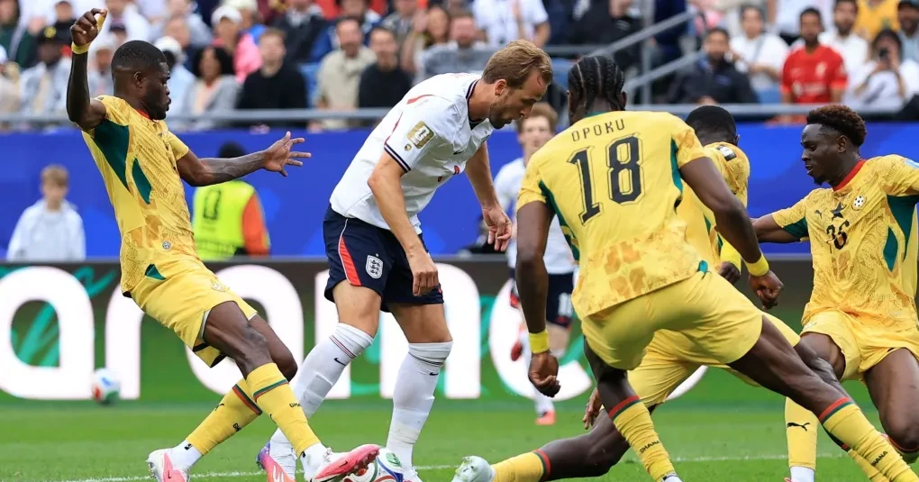 Torcedores e jogadores em ação no Gillette Stadium durante Inglaterra x Gana