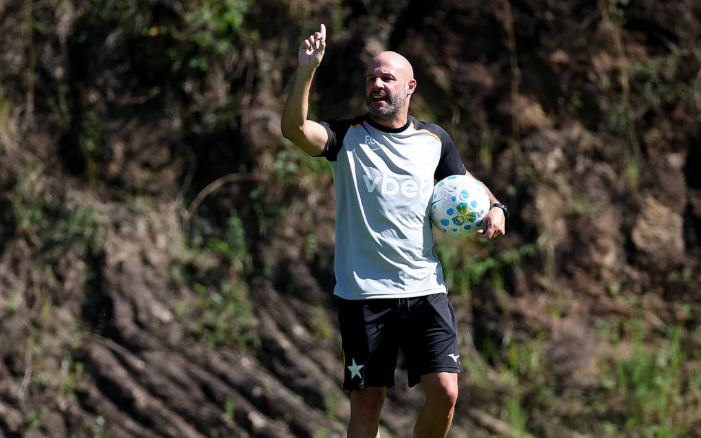 Franclim Carvalho em ação no banco de reservas como técnico do Botafogo