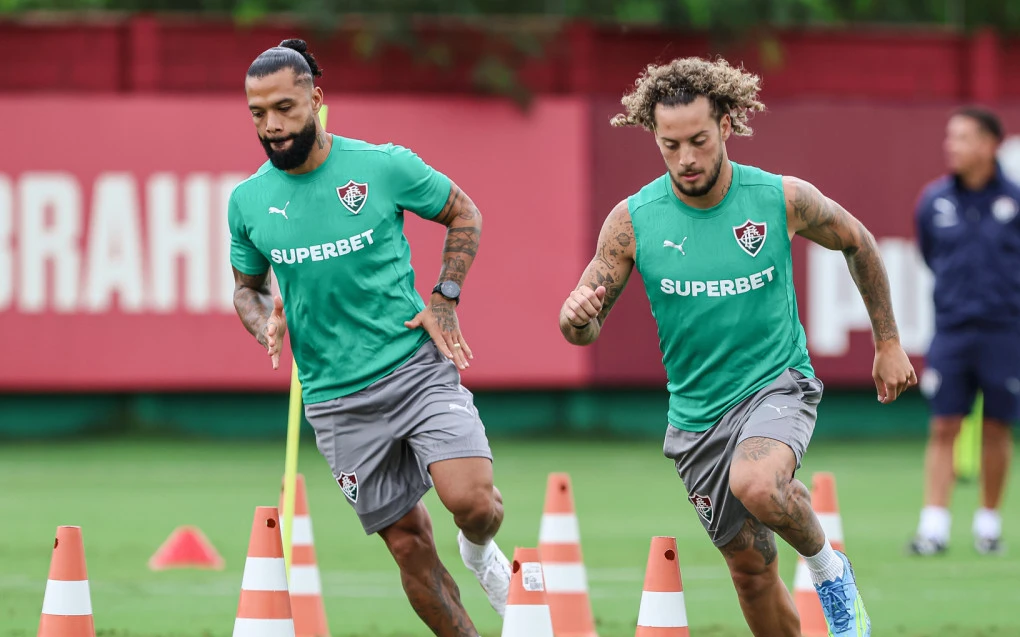 Guga em treino do Fluminense, lateral-direito do clube, correndo em campo