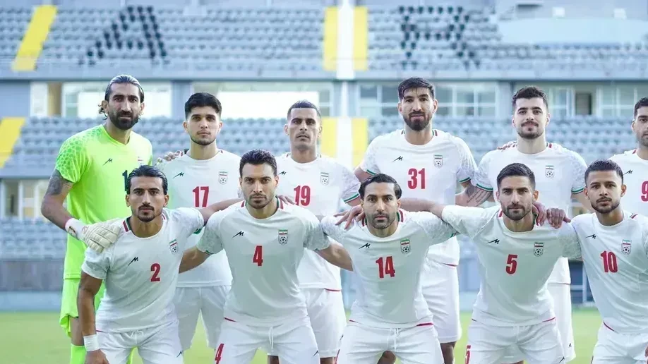 Jogadores do Irã comemorando gol contra o Mali em Antália, Turquia