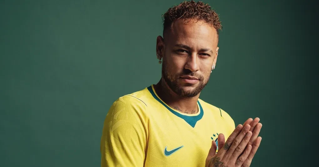 Neymar durante treino e preparação da Seleção Brasileira, em close com a camisa da equipe