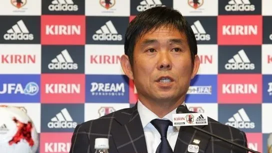 Jogadores do Japão aquecendo no NRG Stadium antes do duelo com o Brasil