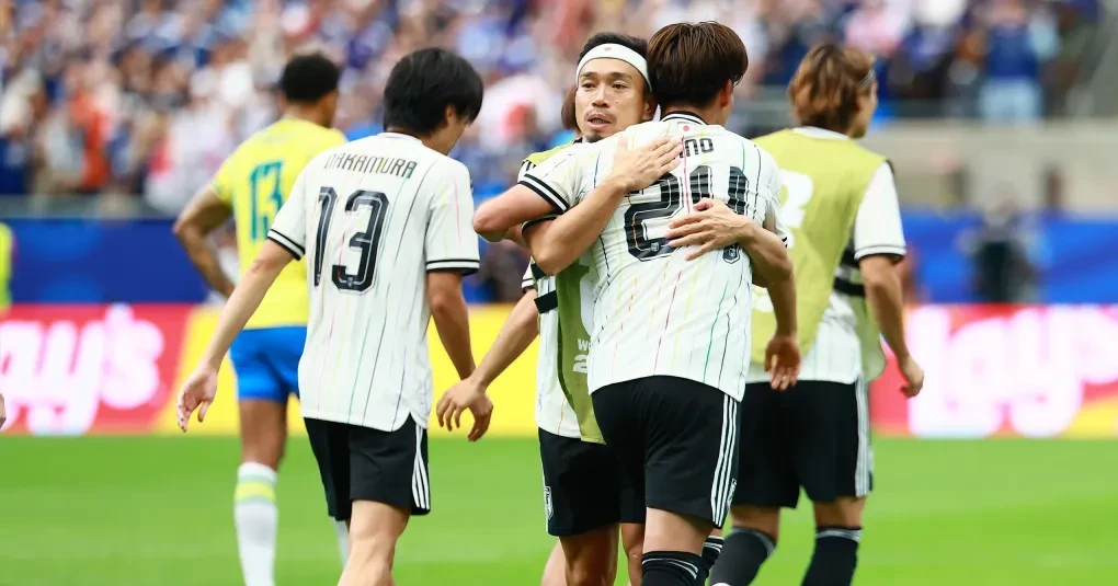Seleção japonesa pressionando a defesa brasileira durante jogo da Copa do Mundo 2026