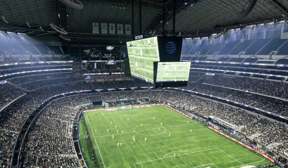 Torcida e jogadores em ação no Estádio de Dallas antes de partida da Copa do Mundo