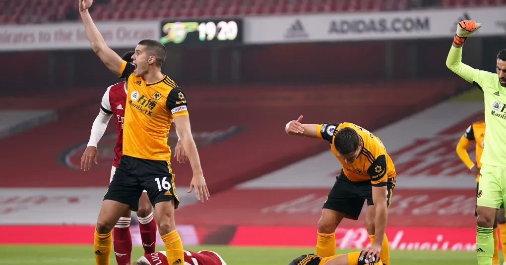 Raúl Jímenez comemorando gol no Estádio Azteca usando proteção lateral na cabeça