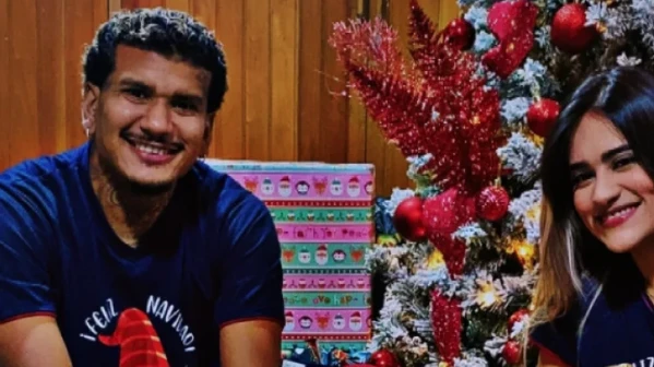 Héctor Bello em foto oficial do jogador, rosto sério