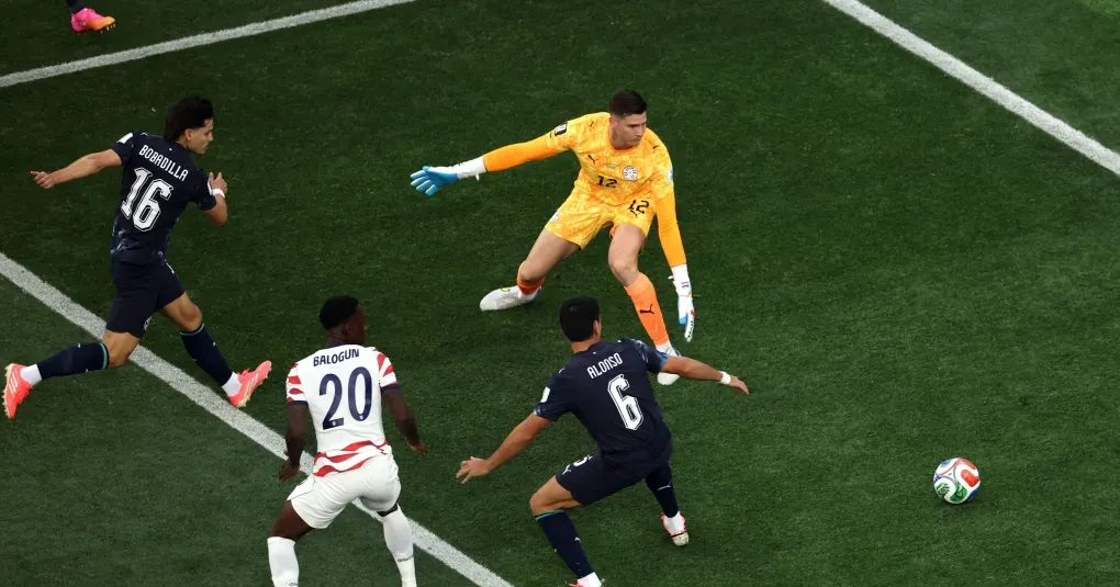 Damián Bobadilla cobrindo a área durante disputa no Estádio de Los Angeles