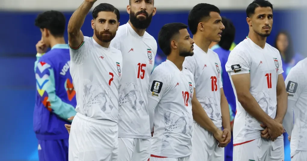 Mehdi Torabi em ação com a camisa do Persepolis em jogo de clube