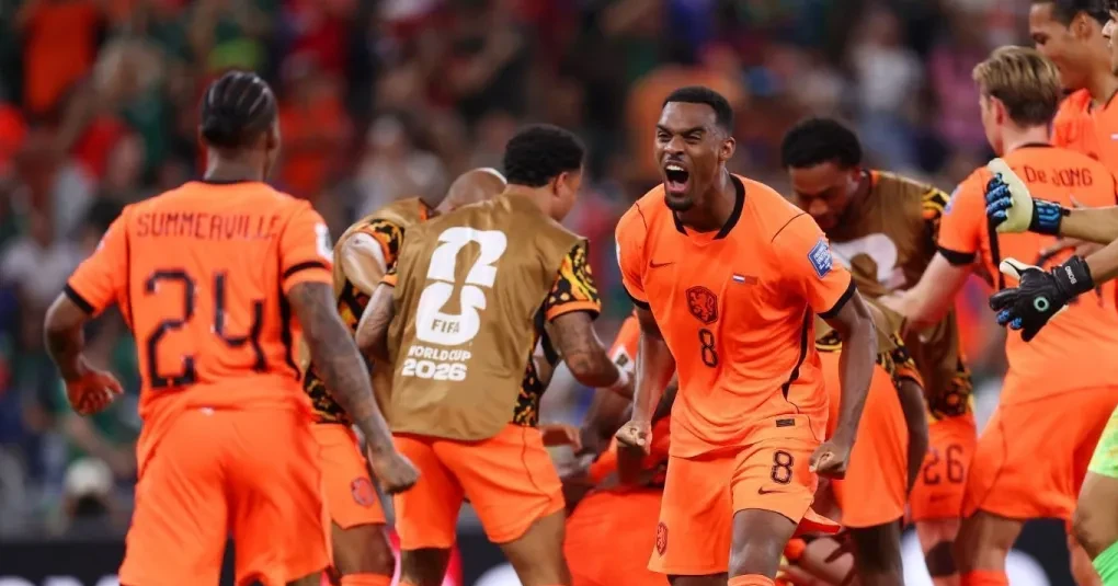 Jogadores da seleção holandesa após eliminação em campo