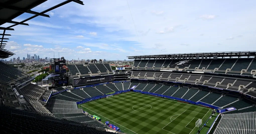 Torcedores e filas do lado de fora do estádio na Filadélfia sob céu nublado antes da partida