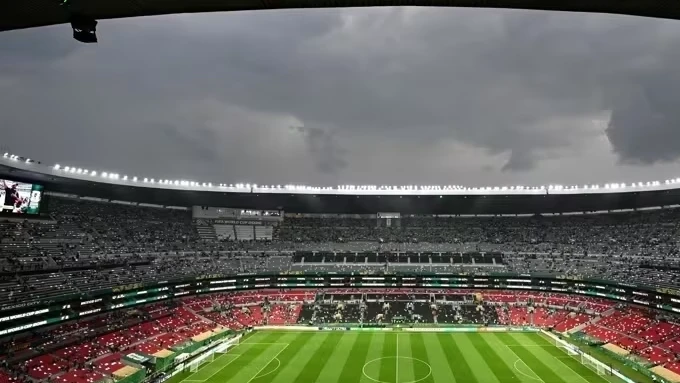 Vista externa do Estadio Azteca com céu nublado antes do jogo México x Equador