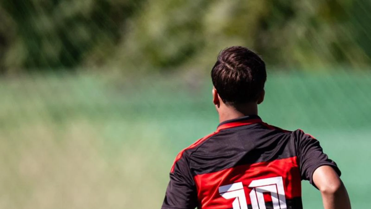 Cristian Araújo em ação com a camisa do Flamengo nas categorias de base