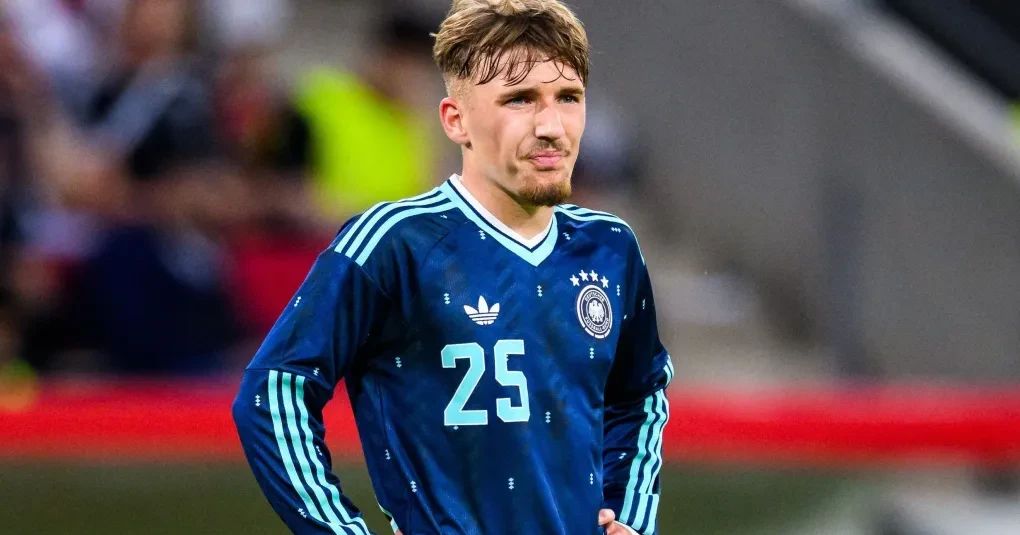 Lennart Karl treinando com a seleção da Alemanha antes da lesão