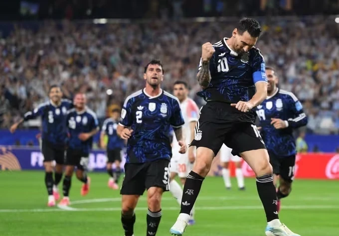 Jogadores argentinos comemorando gol no AT&T Stadium durante Argentina x Jordânia