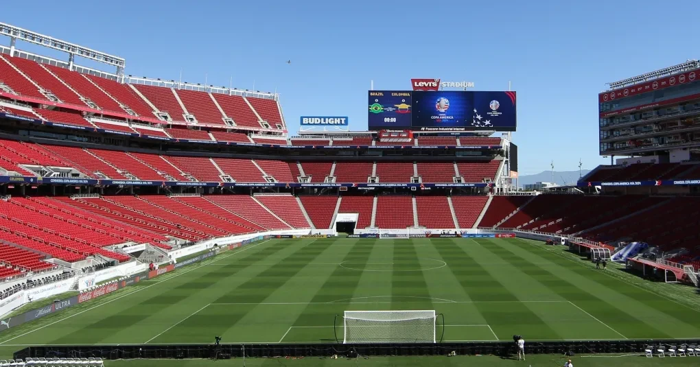 Jogadores das seleções da Jordânia e Argélia no gramado do Levi's Stadium antes do jogo